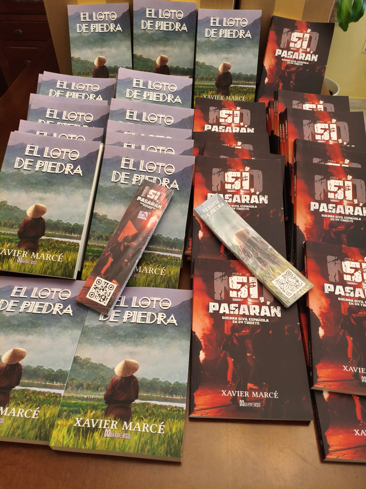 Libros de las nuevas ediciones de Sí, pasarán y El loto de piedra.